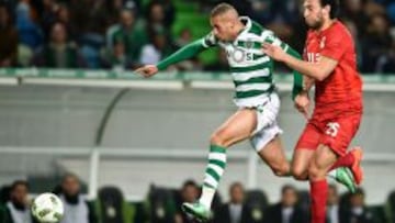 Slimani y Miranda, durante el partido.