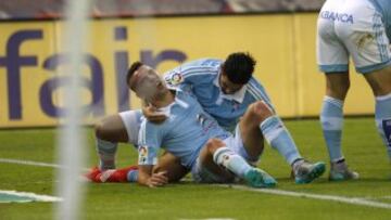 El delantero del Celta Iago Aspas celebra con su compañero, el centrocampista Nolito, el gol que acaba de marcar, el segundo ante el Celta, durante el partido de la quinta jornada de liga en Primera División que se juega esta noche en el estadio de Balaídos.