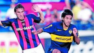 <b>REFUERZO. </b>Vargas, que en la imagen da un pase jugando con Boca, primer fichaje del nuevo Almería.
