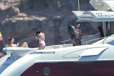 Theo Hernndez y su novia Adriana Pozueco de vacaciones en Ibiza.