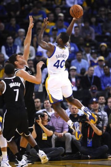 Harrison Barnes lanza ante Brook Lopez.