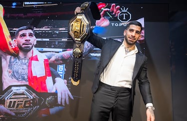 Ilia Topuria muestra el cinturón de campeón de la UFC en la rueda de prensa en el Hotel Rosewood Villa Magna.