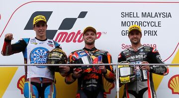 Brad Binder, Álex Márquez y Thomas Luthi en podio del circuito de Sepang. 