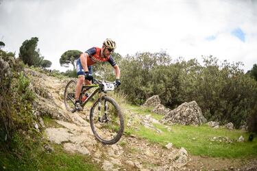 La prueba reina del MTB en España. Se trata de una carrera maratón por etapas que en los últimos años adaptó su formato, por lo que los corredores luchan por la victoria en parejas. En este sentido, la compenetración es fundamental ya que el tiempo en meta lo marca siempre el segundo corredor del dúo. Bosques, montañas, senderos y todo tipo de paisajes del territorio andaluz brindan cada año preciosas imágenes de las seis etapas que componen la prueba, con la clásica subida al ‘Reventón’ como plato fuerte.