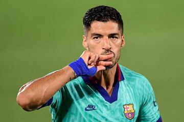 Atletico Madrid announced the signing of Barcelona forward Luis Suarez late on September 22, 2020, confirming the Uruguayan striker is set to continue playing in Spain rather than joining Juventus in Italy. (Photo by JOSE JORDAN / AFP)