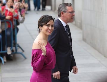 La presidenta de la Comunidad de Madrid Isabel Díaz Ayuso y Alfonso Serrano, secretario general del PP de Madrid, llegan a la parroquia del Sagrado Corazón y San Francisco de Borja