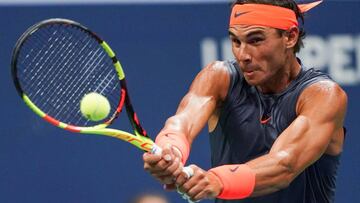 Rafa Nadal devuelve una bola ante Dominic Thiem durante su partido de cuartos de final del US Open en el USTA Billie Jean King National Tennis Center de New York.
