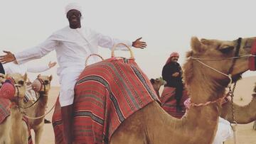 Mario Balotelli subido en un camello en el desierto.