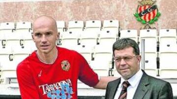 <b>NOVEDAD. </b>Gabriel se saluda, ayer, con el presidente Salvadó.