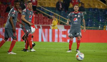 Con goles de Juan Roa, Jhon Pajoy y autogol de Eder Castañeda, Santa Fe venció al América en El Campín de Bogotá. Toma un respiro y escala en la tabla de la Liga.