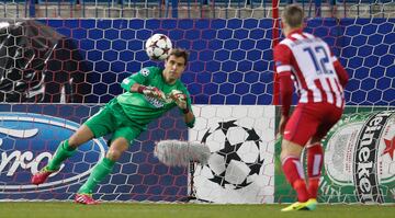 Aranzubia detiene un penalti en el Atlético de Madrid 2 - Oporto 0 de la Champions League 2013/14.