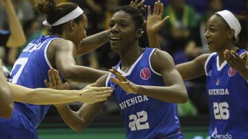 Jewell Lloyd se felicita con sus compa&ntilde;eras por la victoria del Perfumer&iacute;as ante el Sopron.