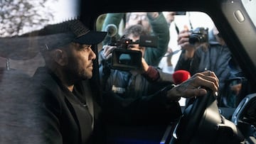 El exfutbolista Dani Alves conduce su coche, a 28 de marzo de 2025, en Esplugues de Llobregat, Barcelona, Cataluña (España). La Sección de Apelaciones del Tribunal Superior de Justicia de Catalunya ha revocado por unanimidad la sentencia que condenó al exjugador del FC Barcelona, Dani Alves, a 4 años y 6 meses de prisión por la agresión sexual a una joven en la discoteca Sutton en diciembre de 2022.
28 MARZO 2025;CATALUNYA;ALVES;FUTBOLISTA;JUICIO;
David Zorrakino / Europa Press
28/03/2025