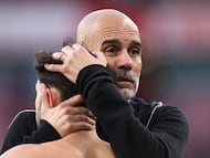 Soccer Football - Premier League - Arsenal v Manchester City - Emirates Stadium, London, Britain - September 21, 2025 Manchester City manager Pep Guardiola and Bernardo Silva embrace after the match REUTERS/Hannah Mckay EDITORIAL USE ONLY. NO USE WITH UNAUTHORIZED AUDIO, VIDEO, DATA, FIXTURE LISTS, CLUB/LEAGUE LOGOS OR 'LIVE' SERVICES. ONLINE IN-MATCH USE LIMITED TO 120 IMAGES, NO VIDEO EMULATION. NO USE IN BETTING, GAMES OR SINGLE CLUB/LEAGUE/PLAYER PUBLICATIONS. PLEASE CONTACT YOUR ACCOUNT REPRESENTATIVE FOR FURTHER DETAILS..
