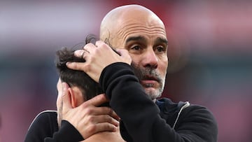 Soccer Football - Premier League - Arsenal v Manchester City - Emirates Stadium, London, Britain - September 21, 2025 Manchester City manager Pep Guardiola and Bernardo Silva embrace after the match REUTERS/Hannah Mckay EDITORIAL USE ONLY. NO USE WITH UNAUTHORIZED AUDIO, VIDEO, DATA, FIXTURE LISTS, CLUB/LEAGUE LOGOS OR 'LIVE' SERVICES. ONLINE IN-MATCH USE LIMITED TO 120 IMAGES, NO VIDEO EMULATION. NO USE IN BETTING, GAMES OR SINGLE CLUB/LEAGUE/PLAYER PUBLICATIONS. PLEASE CONTACT YOUR ACCOUNT REPRESENTATIVE FOR FURTHER DETAILS..