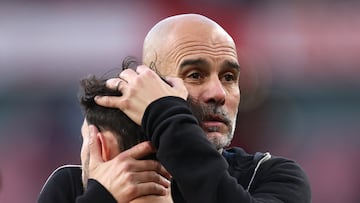 Soccer Football - Premier League - Arsenal v Manchester City - Emirates Stadium, London, Britain - September 21, 2025 Manchester City manager Pep Guardiola and Bernardo Silva embrace after the match REUTERS/Hannah Mckay EDITORIAL USE ONLY. NO USE WITH UNAUTHORIZED AUDIO, VIDEO, DATA, FIXTURE LISTS, CLUB/LEAGUE LOGOS OR 'LIVE' SERVICES. ONLINE IN-MATCH USE LIMITED TO 120 IMAGES, NO VIDEO EMULATION. NO USE IN BETTING, GAMES OR SINGLE CLUB/LEAGUE/PLAYER PUBLICATIONS. PLEASE CONTACT YOUR ACCOUNT REPRESENTATIVE FOR FURTHER DETAILS..