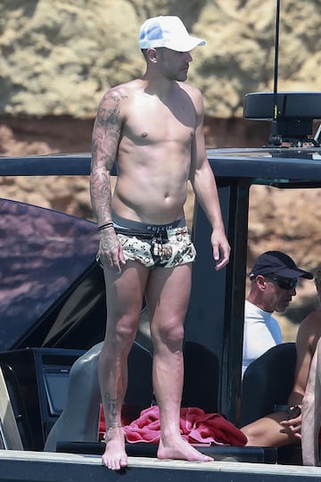 El lateral izquierdo del Real Madrid Theo Hern¨¢ndez se encuentra de vacaciones en Ibiza junto a sus amigos y pareja para relajarse antes de decidir su futuro.