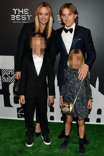 El jugador croata del Real Madrid Luka Modric con su mujer Vanja Bosnic y sus hijos.