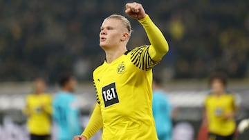 Erling Haaland of Borussia Dortmund celebrates after scoring their team&#039;s first goal during the Bundesliga match between Borussia Dortmund and SpVgg Greuther F&uuml;rth.