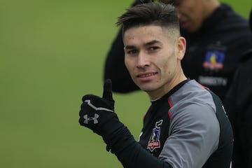 Futbol, Entrenamiento de Colo Colo. El jugador de Colo Colo Oscar Opazo durante el entrenamiento en el Estadio Monumental.