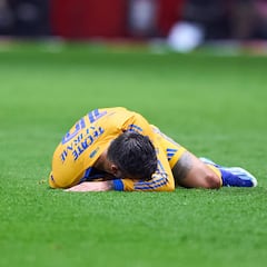 Andre-Pierre Gignac es agredido por afición de Toluca