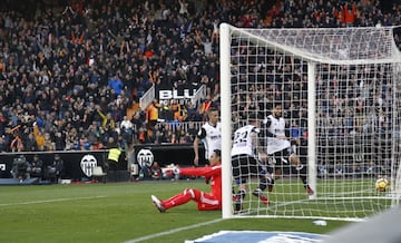 Santi Mina marca el 1-2.