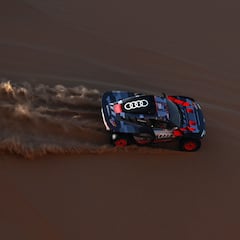 Sainz reina en el desierto
