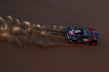 Carlos Sainz y su copiloto Lucas Cruz en las dunas en la quinta etapa.