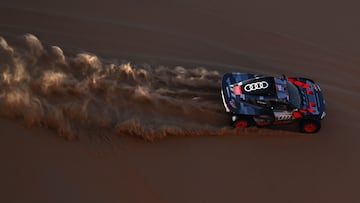 Carlos Sainz y su copiloto Lucas Cruz en las dunas en la quinta etapa.