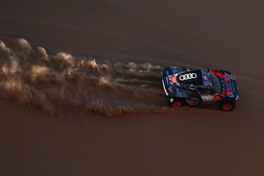 Carlos Sainz y su copiloto Lucas Cruz en las dunas en la quinta etapa.
