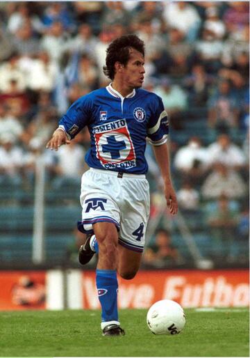 Reynoso fue figura en Cruz Azul, equipo con el que ganó cuatro títulos de  1994 a 2002, incluida la última liga de 'La Maquina'. Se retiró con Necaxa en 2004. 