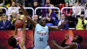 Los jugadores del Blancos de Rueda Valladolid, Grimau y Hunter, luchan por un rebote con el p&iacute;vot del FC Barcelona Regal, Nathan Jawai.