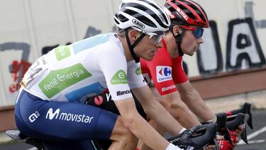 Enric Mas, junto a Primoz Roglic.