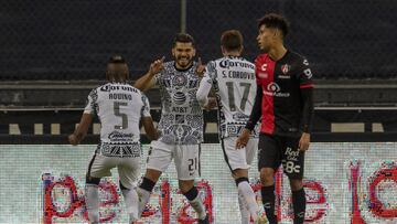 Henry Martin festeja su gol, ante atlas, con Sebastián Córdova