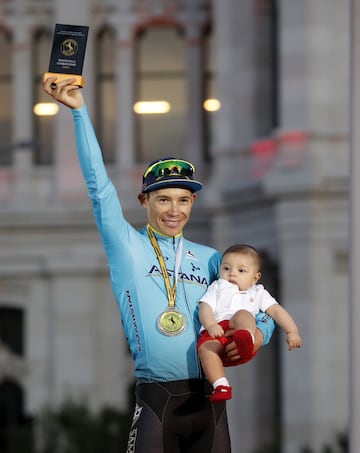 Primoz Roglic se quedó con el título en La Vuelta a España. El podio lo completó Alejandro Valverde y Tadej Pogacar. Superman López se llevó el premio de Supercombativo de la carrera y el Movistar Team de Nairo fue el mejor equipo. 