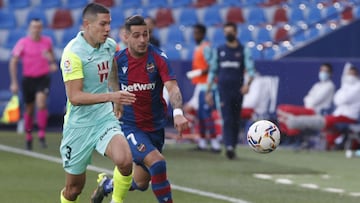 Nehuén Pérez, en pugna con Sergio León durante el Levante - Granada.