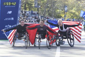 Las tres ganadoras en la categoría de silla de ruedas: la estadounidense Susannah Scaroni, la suiza Manuela Schar y la estadounidense Tatyana McFadden.