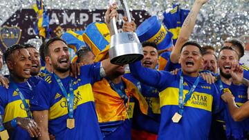 Soccer Football - Argentina Primera Division - Final - Boca Juniors v Tigre - Estadio Mario Alberto Kempes, Cordoba, Argentina - May 22, 2022 Boca Juniors players celebrate with the trophy after winning the Argentina Primera Division Final REUTERS/Agustin Marcarian