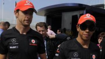 Hamilton: "Firmaré con McLaren, pero con cambios"