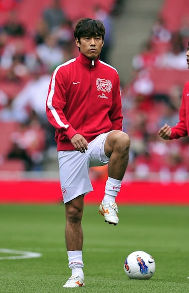 El delantero coreano llegó a Europa en 2008, con 23 años, para jugar en el Mónaco. Sus 26 goles en 3 temporadas en el equipo del Principado fueron suficientes para que el Arsenal le firmase en 2011. En el Arsenal solo jugó 7 partidos, sin ganarse el favor de Wenger, fue cedido primero al Celta de Vigo y después al Watford. En 2014, terminó su vinculación con el club gunner.