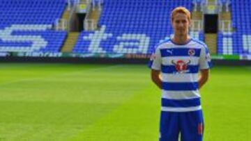 El centrocampista &Aacute;lex Fern&aacute;ndez ya posa con la camiseta del Reading.