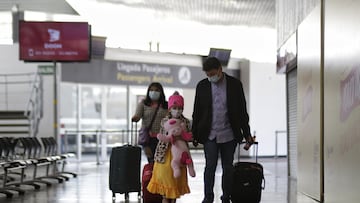 Familia con maletas en el aeropuerto para viajar