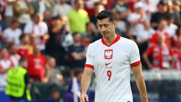 Soccer Football - Euro 2024 - Group D - Poland v Austria - Berlin Olympiastadion, Berlin, Germany - June 21, 2024 Poland's Robert Lewandowski looks dejected after the match REUTERS/Fabrizio Bensch     TPX IMAGES OF THE DAY