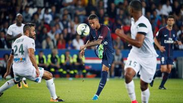 Paris Saint-Germain&#039;s Brazilian forward Neymar (C) kicks the ball  during the French L1 football match between Paris Saint-Germain (PSG) and Saint-Etienne (ASSE) on August 25, 2017, at the Parc des Princes stadium in Paris. / AFP PHOTO / GEOFFROY VAN DER HASSELT