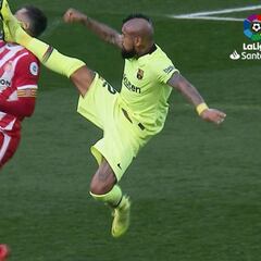 ¡Patada en la cara! La temeraria acción de Vidal ante Girona