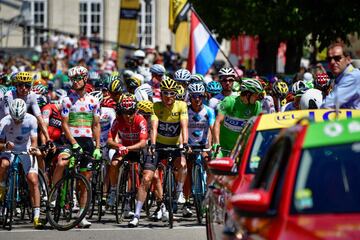 Pierre-Roger Latour, Nathan Brown, Geraint Thomas y Arnaud Démare, antes de comenzar la quinta etapa.