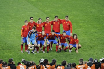 Vicente del Bosque hizo un cambio significativo para el encuentro de semifinales ante Alemania: se ca赤a Fernando Torres (en su lugar actuar赤a David Villa como 迆nico punta) y en su lugar entraba Pedro. El canario se tirar赤a a la banda derecha, mientras que Iniesta se escoraba a la banda izquierda. Por detr芍s del ataque, segu赤a apostando por el tri芍ngulo formado por Busquets-Xabi Alonso-Xavi. Posesi車n, t谷cnica y talento para alcanzar la final.