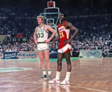 Dominique Wilkins con Larry Bird en 1983.