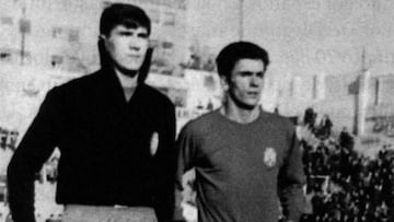 De pie, Mendieta y Hern&aacute;ndez. Agachados, Chufi y Felines. Partido contra Francia en Vallecas.