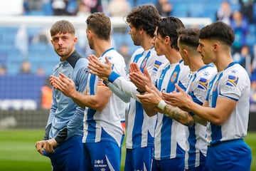 Entre llantos soportó Jofre el minuto de aplausos en memoria de su madre.
